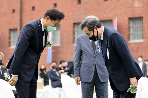 더불어민주당 이낙연 전 대표(오른쪽)와 오세훈 서울시장이 18일 오전 서울 서대문형무소역사관에서 열린 ‘5·18 민중항쟁 제41주년 서울기념식’에 참석해 인사를 하고 있다. 2021.5.18  연합뉴스