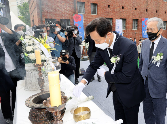 오세훈 서울시장이 18일 오전 서울 서대문형무소역사관에서 열린 ‘5·18 민중항쟁 제41주년 서울기념식’에서 분향하고 있다. 2021.5.18  연합뉴스