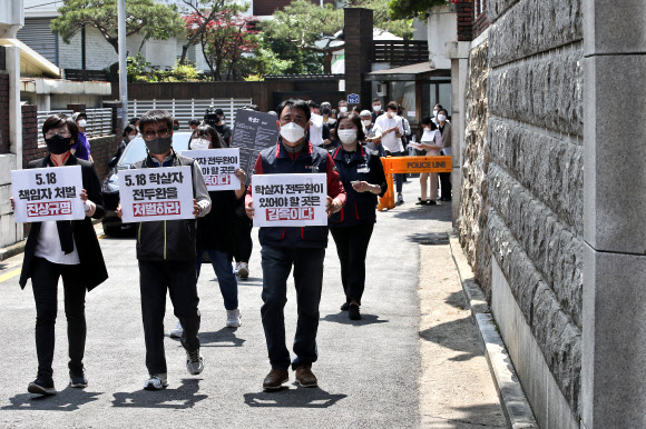 제41주년 5·18 민주화운동 기념일인 18일 오후 서울 서대문구 연희동 전두환 전 대통령 자택 앞에서 진보당 서대문구위원회, 서대문겨레하나 등 서대문구 지역 시민사회단체 관계자들이 규탄 피켓을 부착하기 위해 이동하고 있다. 2021.5.18  연합뉴스