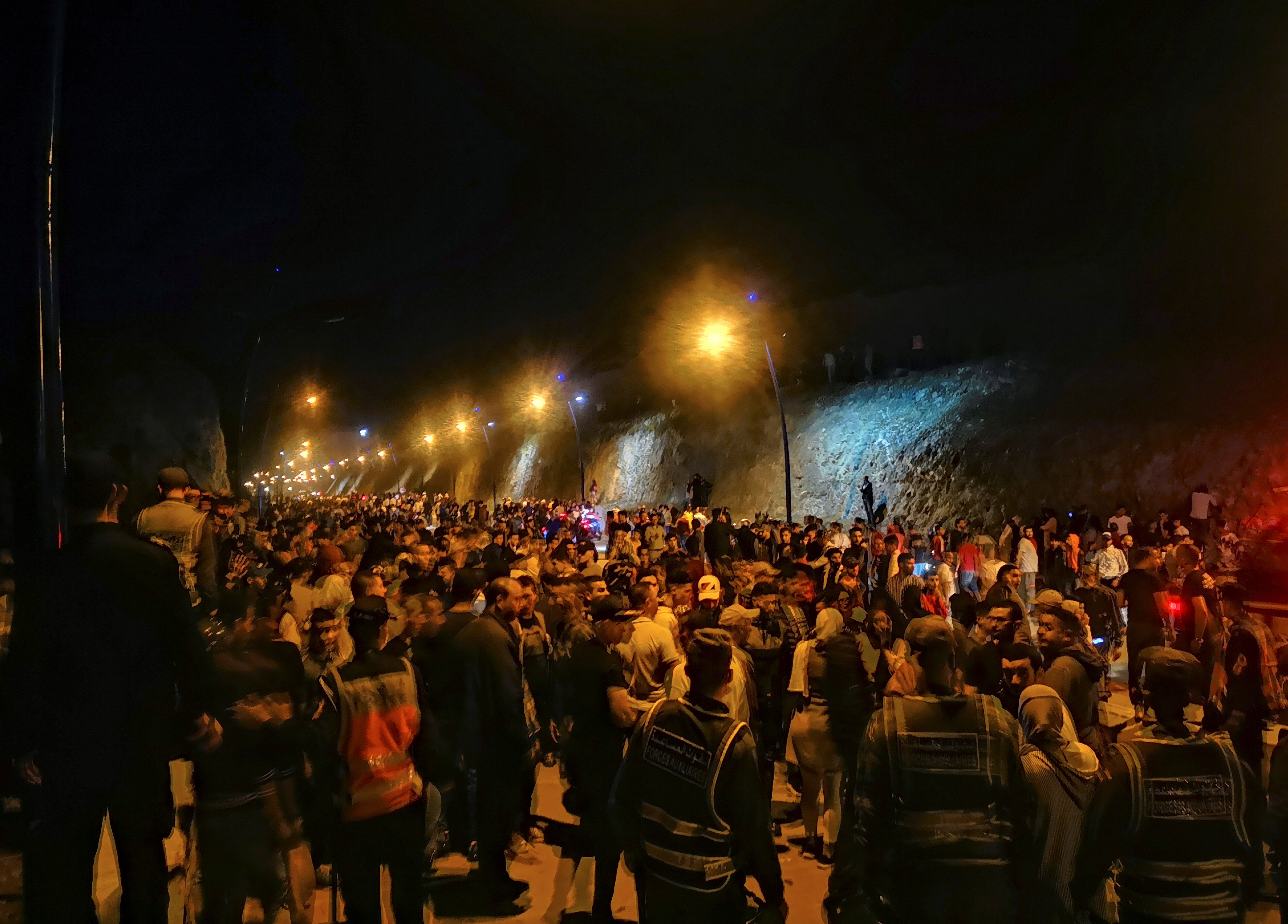 17일(현지시간) 아프리카의 스페인령 세우타에 5000여명의 모로코 불법이민자가 몰려 들었다.사진은 세우타 국경철책 앞에 모인 모로코인들. 세우타 EPA 연합뉴스