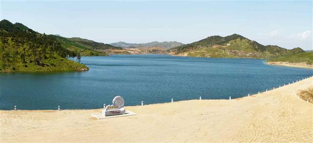 북한 노동당 기관지 노동신문은 19일 평안북도 동래강저수지에서 홍건도간석지까지 물길통수식이 진행됐다고 보도했다. 신문은 “도 안의 일꾼들과 근로자들의 헌신적 노력에 의하여 농업 생산에 크게 이바지하게 될 새 관개수로가 건설되었다”라고 전했다.  평양 노동신문 뉴스1