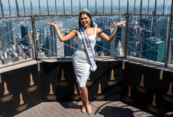 올해 미스 유니버스로 뽑힌 멕시코의 안드레아 메자가 18일(현지시간) 미국 뉴욕 엠파이어 스테이트 빌딩을 방문해 포즈를 취하고 있다. AFP 연합뉴스