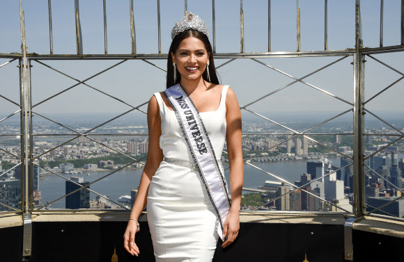 올해 미스 유니버스로 뽑힌 멕시코의 안드레아 메자가 18일(현지시간) 미국 뉴욕 엠파이어 스테이트 빌딩을 방문해 포즈를 취하고 있다. AP 연합뉴스