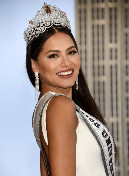 올해 미스 유니버스로 뽑힌 멕시코의 안드레아 메자가 18일(현지시간) 미국 뉴욕 엠파이어 스테이트 빌딩을 방문해 포즈를 취하고 있다. AP 연합뉴스