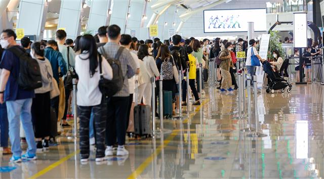 석가탄신일인 19일 오전 서울 강서구 김포국제공항 국내선 청사에서 여행객들이 체크인을 하기 위해 길게 줄 서 있다. 2021.5.19 뉴스1