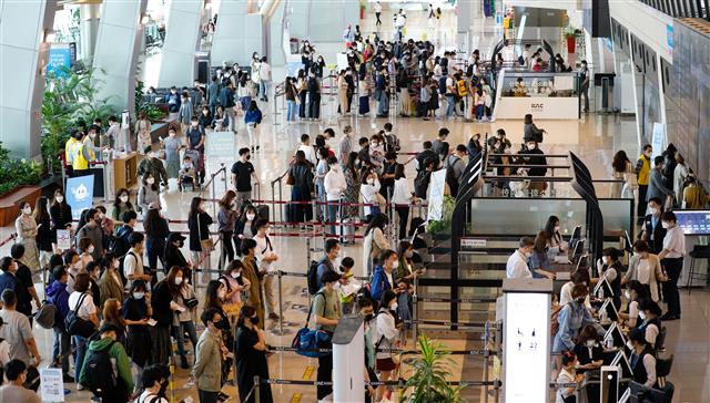 석가탄신일인 19일 오전 서울 강서구 김포국제공항 국내선 청사에서 여행객들이 체크인을 하기 위해 길게 줄 서 있다. 2021.5.19 뉴스1