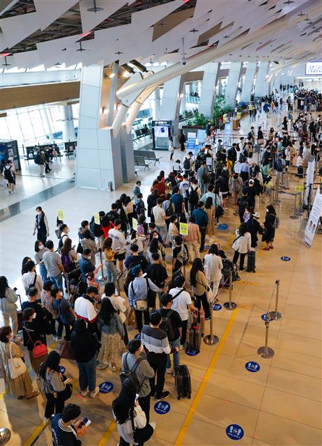 석가탄신일인 19일 오전 서울 강서구 김포국제공항 국내선 청사에서 여행객들이 체크인을 하기 위해 길게 줄 서 있다. 2021.5.19 뉴스1