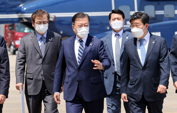 한미 정상회담 참석차 출국하는 문재인 대통령이 19일 오후 공군1호기 탑승을 위해 서울공항에 도착, 전해철 행정안전부 장관(오른쪽)과 얘기하고 있다. 왼쪽은 서훈 국가안보실장. 2021.5.19  연합뉴스