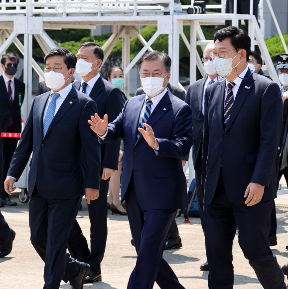 한미 정상회담 참석차 출국하는 문재인 대통령이 19일 오후 서울공항에서 더불어민주당 송영길 대표(오른쪽) 등의 환송을 받으며 공군 1호기로 이동하고 있다.  2021.5.19  연합뉴스