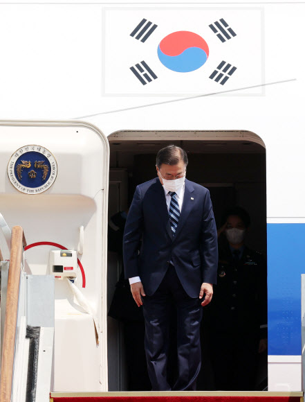한미 정상회담 참석차 출국하는 문재인 대통령이 19일 오후 서울공항에서 공군 1호기에 올라 환송 인사들에게 인사하고 있다. 2021.5.19  연합뉴스