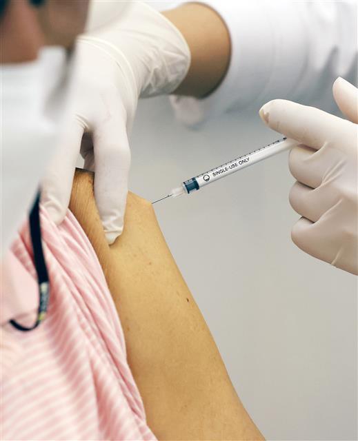 화이자 백신 추가 공급, 2차 접종받는 어르신들