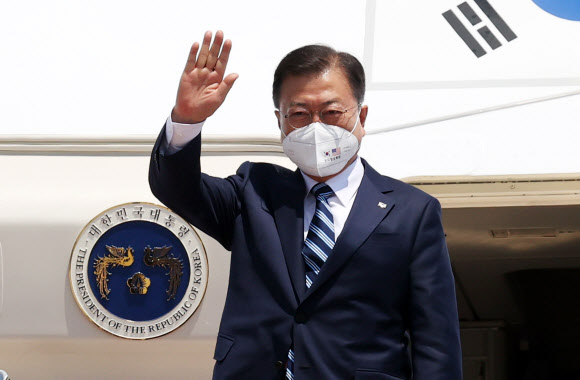 한미 정상회담에 참석하는 문재인 대통령이 19일(현지시간) 미국 워싱턴 앤드류스 공군기지에 도착, 환영 인사들에게 손을 흔들고 있다. 2021.5.20  연합뉴스