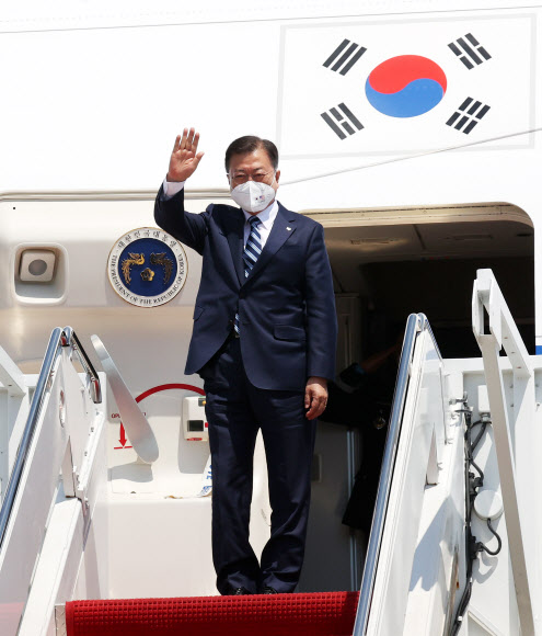 한미 정상회담에 참석하는 문재인 대통령이 19일(현지시간) 미국 워싱턴 앤드류스 공군기지에 도착, 환영 인사들에게 손을 흔들고 있다. 2021.5.20  연합뉴스