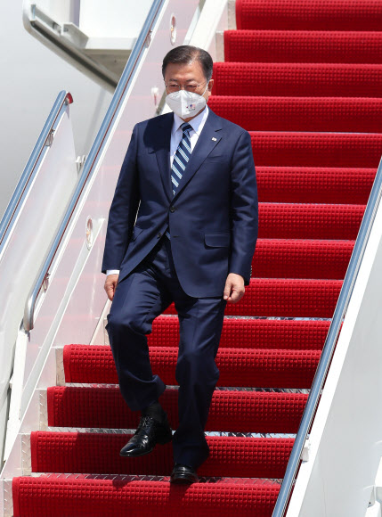 한미 정상회담에 참석하는 문재인 대통령이 19일(현지시간) 미국 워싱턴 앤드류스 공군기지에 도착해 공군1호기에서 내리고 있다. 2021.5.20  연합뉴스