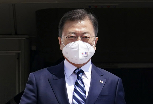 한미 정상회담에 참석하는 문재인 대통령이 19일(현지시간) 미국 워싱턴 앤드류스 공군기지에 도착, 공군1호기에서 내리고 있다. 2021.5.20  연합뉴스