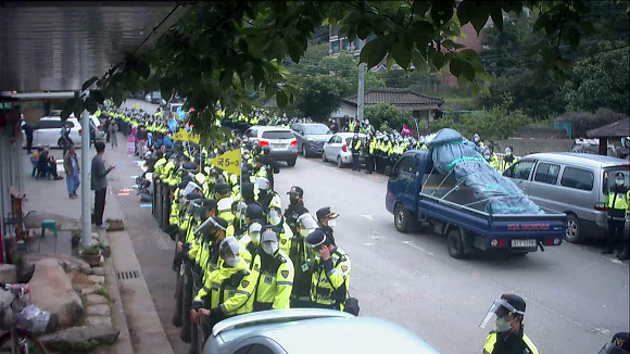 20일 오전 경북 성주 초전면 소성리 주한미군 사드 기지에 공사 자재 차량이 반입되고 있다.  사드 철회 소성리 종합상황실 제공