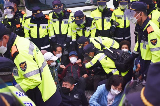 20일 오전 사드(THAAD·고고도미사일방어체계) 기지가 있는 경북 성주군 소성리에서 사드를 반대하는 주민들과 공사 자재 및 장비 반입 작전을 강행하려는 경찰이 대치하고 있다.  2021.5.20 사드철회소성리종합상황실 제공