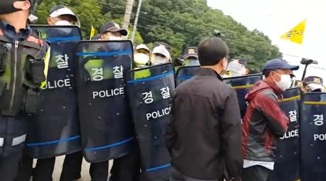 20일 오전 사드(THAAD·고고도미사일방어체계) 기지가 있는 경북 성주군 소성리에서 사드를 반대하는 주민들과 공사 자재 및 장비 반입 작전을 강행하려는 경찰이 대치하고 있다. 2021.5.20 사드철회소성리종합상황실 제공
