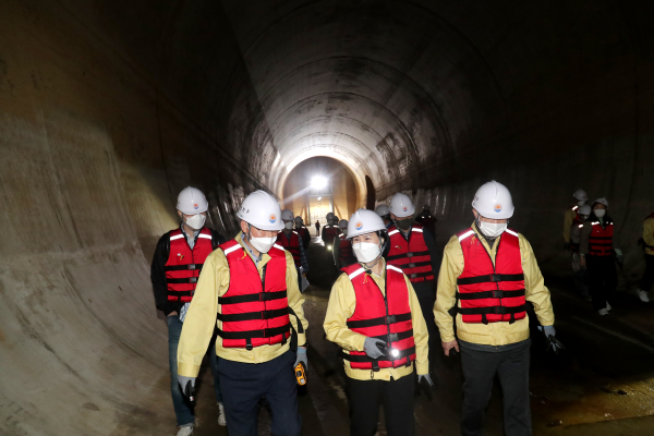 김수영(가운데) 서울 양천구청장이 지난 14일 신월빗물저류시설을 방문해 저류 터널을 점검하고 있다. 양천구 제공