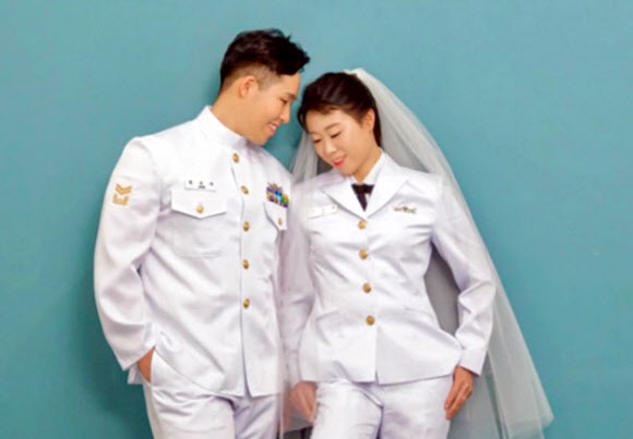 부부의 날을 하루 앞둔 20일 해군 1함대가 함께 소속돼 근무 중인 부부들을 소개했다. 사진은 해군 1함대 이병윤·유란희 부부. 2021.5.20  해군 1함대 제공