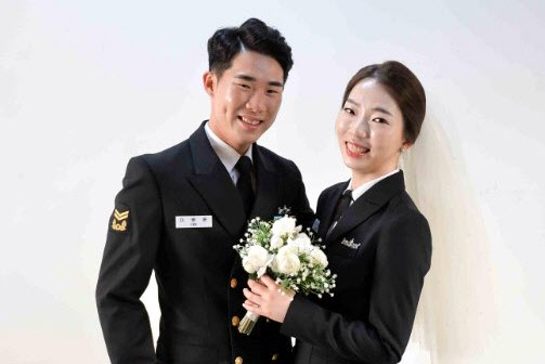 부부의 날을 하루 앞둔 20일 해군 1함대가 함께 소속돼 근무 중인 부부들을 소개했다. 사진은 해군 1함대 장성재·이민경 부부. 2021.5.20  해군 1함대 제공