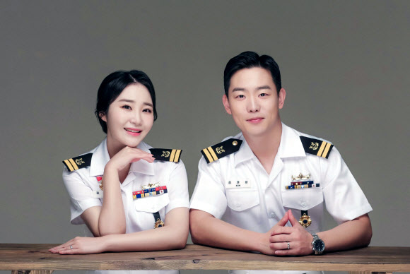 부부의 날을 하루 앞둔 20일 해군 1함대가 함께 소속돼 근무 중인 부부들을 소개했다. 사진은 해군 1함대 김태성(오른쪽)·김수연 부부. 2021.5.20  해군 1함대 제공