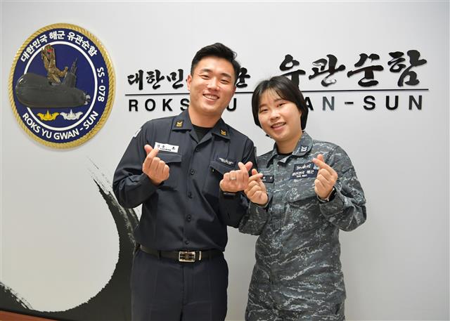 해군 잠수함사령부는 ‘부부의 날’을 앞둔 20일 무장사 부부를 소개했다. 주인공은 잠수함사령부 소속 유관순함에서 근무하는 남궁훈 중사(왼쪽)와 5전단 소속 천자봉함에서 근무하는 정현정 하사다. 2021.5.20 해군 잠수함사령부 제공