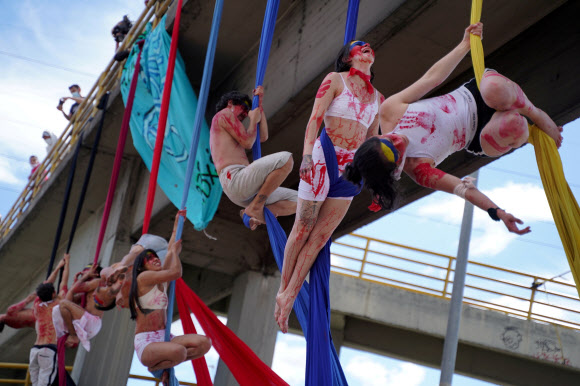 행위 예술가들이 19일(현지시간) 콜롬비아 보고타의 엘 캄핀 스타디움 근처에서 아르헨티나와 공동 주최하는 ‘2021 코파 아메리카 대회’ 개최를 반대하는 퍼포먼스를 하고 있다. 로이터 연합뉴스
