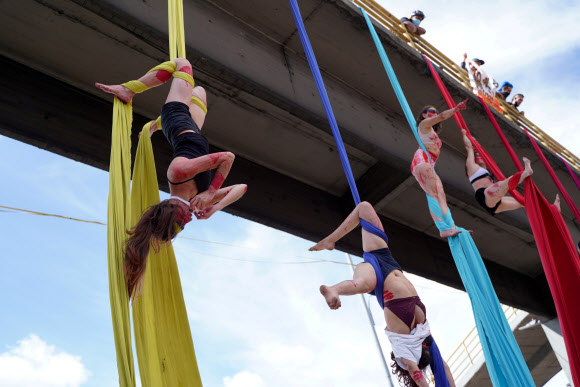 행위 예술가들이 19일(현지시간) 콜롬비아 보고타의 엘 캄핀 스타디움 근처에서 아르헨티나와 공동 주최하는 ‘2021 코파 아메리카 대회’ 개최를 반대하는 퍼포먼스를 하고 있다. 로이터 연합뉴스