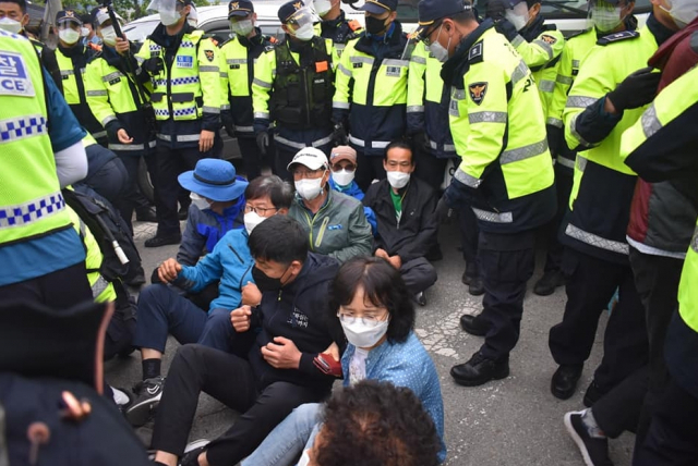 20일 오전 경북 성주군 초전면 사드기지 앞에서 경찰이 시위대를 강제 해산하고 있다. 연합뉴스  