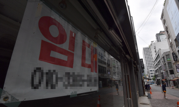 20일 서울명동의 한 거리에 임대를 알리는 빈 건물들이 가득하다. 2021.5.20 박지환기자 popocar@seoul.co.kr