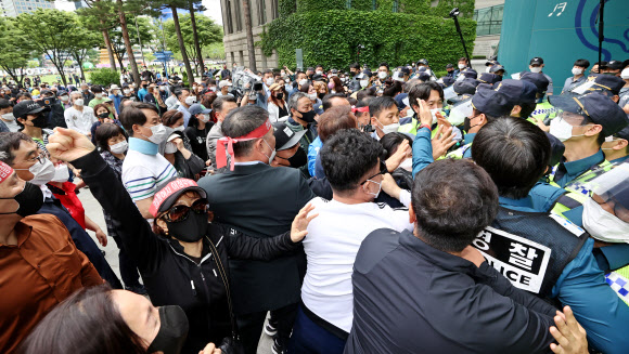 20일 오후 한국유흥음식업중앙회·한국단란주점업중앙회·한국콜라텍협회 관계자 및 업주들이 정부에 집합금지 해제 및 손실보상법 통과를 촉구하며 서울 중구 서울시청 내부로 진입하던 중 경찰과 대치하고 있다. 2021.5.20  연합뉴스