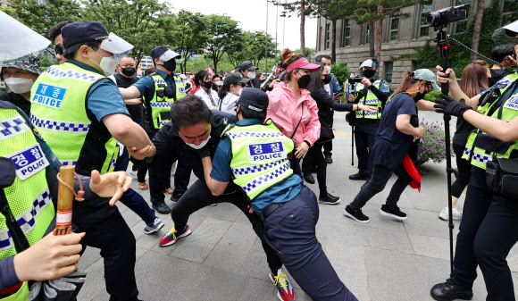 20일 오후 한국유흥음식업중앙회·한국단란주점업중앙회·한국콜라텍협회 관계자 및 업주들이 정부에 ‘집합금지 해제 및 손실보상법 통과’를 촉구하며 서울 중구 서울시청 내부로 진입하던 중 경찰과 대치하고 있다. 2021.5.20  연합뉴스