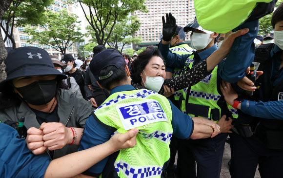 20일 오후 한국유흥음식업중앙회·한국단란주점업중앙회·한국콜라텍협회 관계자 및 업주들이 정부에 ‘집합금지 해제 및 손실보상법 통과’를 촉구하며 서울 중구 서울시청 내부로 진입하던 중 경찰과 대치하고 있다. 2021.5.20  연합뉴스
