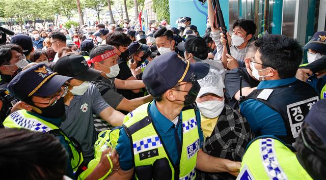 20일 오후 서울시청 앞에서 한국유흥업음식업중앙회·한국단란주점업중앙회·한국콜라텍협회 ‘형평성 맞는 방역수칙, 집합금지 해제 촉구 기자회견’을 마친 참가자들이 오세훈 시장 면담 등을 요구하며 경찰과 충돌하고 있다. 2021.5.20 뉴스1