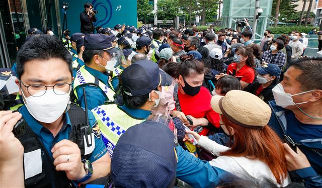 20일 오후 서울시청 앞에서 한국유흥업음식업중앙회·한국단란주점업중앙회·한국콜라텍협회 ‘형평성 맞는 방역수칙, 집합금지 해제 촉구 기자회견’을 마친 참가자들이 오세훈 시장 면담 등을 요구하며 경찰과 충돌하고 있다. 2021.5.20 뉴스1