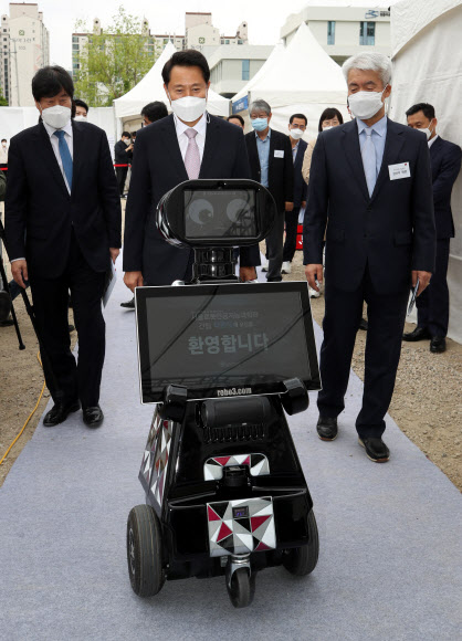 로봇의 안내를 받아