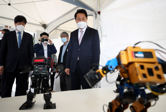 로봇 시연 지켜보는 오세훈 서울시장