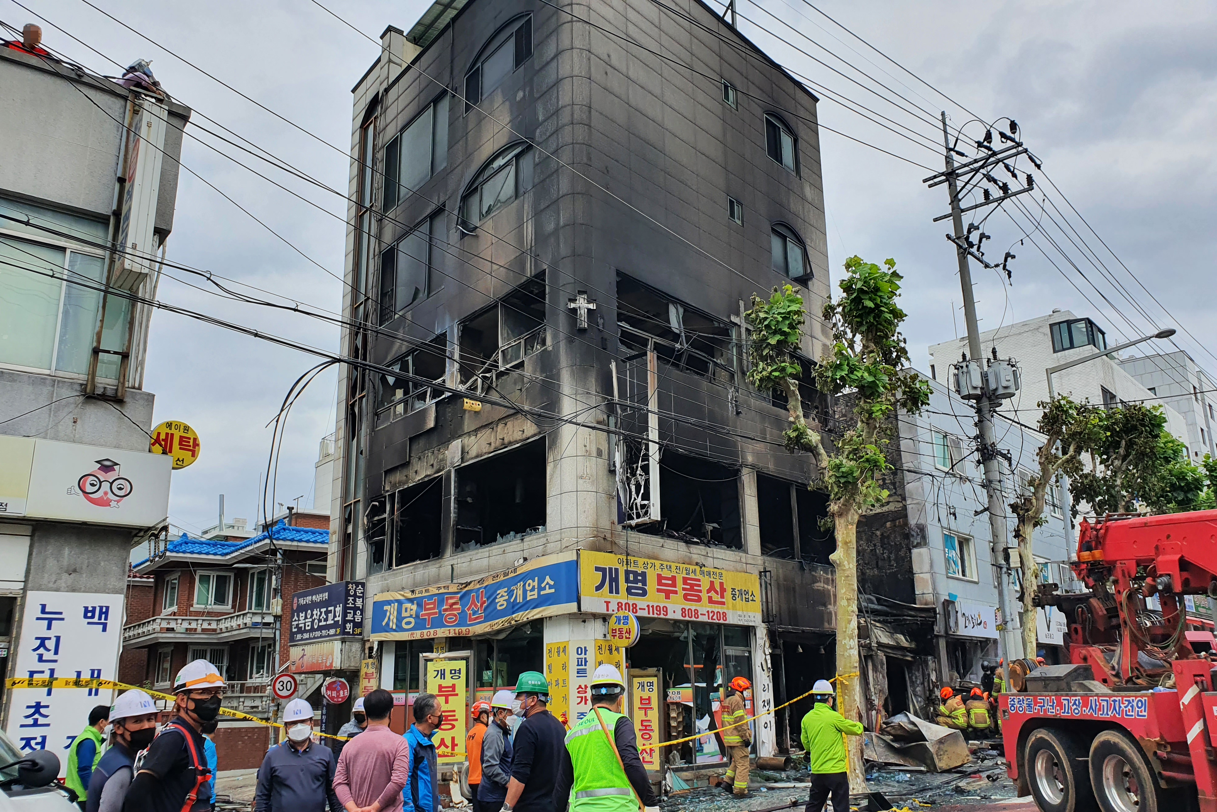 20일 오전 11시께 서울 금천구 시흥동의 한 도로에서 화물차 2대가 충돌한 뒤 사고 차량 1대가 인근 5층 건물로 돌진하면서 화재가 발생했다. 경찰과 소방 등에 따르면 식자재를 운반하던 5t 트럭과 1t 화물차량이 도로에서 충돌한 뒤 5t 트럭이 건물로 돌진해 들이받은 뒤 멈췄다. 이 5t 트럭이 가스 배관을 건드려 가스가 누출돼 폭발과 함께 화재가 발생했다. 구로소방서는 사고로 2명이 사망하고, 사고 차량 운전자 등 6명이 경상을 입었다고 밝혔다. 2021.5.20 연합뉴스