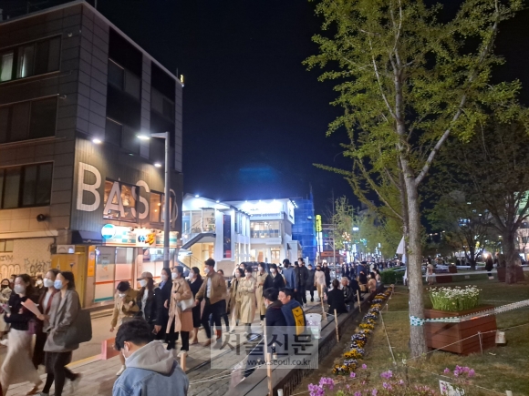 지난 9일 저녁 서울 마포구 홍대입구역 3번 출구 인근에 사람들이 거리로 쏟아져 나오고 있다. 서울신문DB 