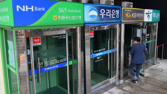 금융시장 디지털화가 빠르게 진행되면서 은행권의 인력 채용 분위기도 달라지고 있다. 서울 시내에 위치한 시중은행 현금자동입출금기(ATM)에 한 시민이 들어서고 있다. 서울신문DB