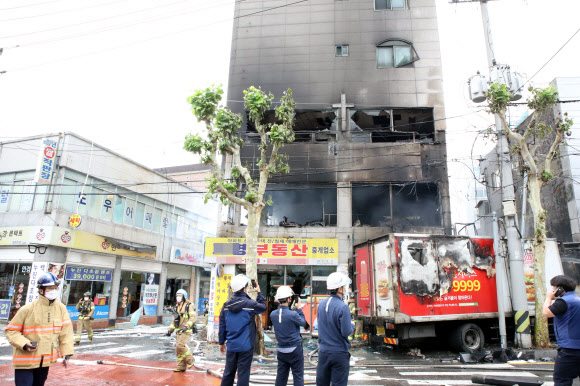 5t 트럭, 건물로 돌진해 불… 8명 사상 