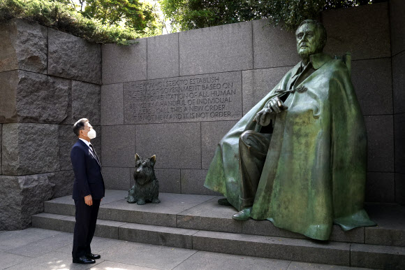 ‘존경하는 인물’ 루스벨트 앞에 선 文대통령