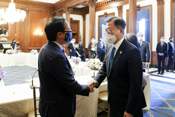 미 하원 의원과 인사하는 문 대통령