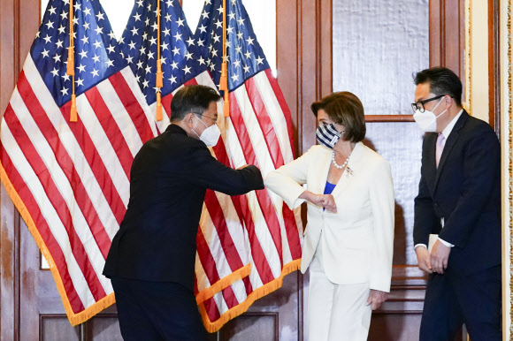 낸시 펠로시 하원의장과 인사하는 문 대통령