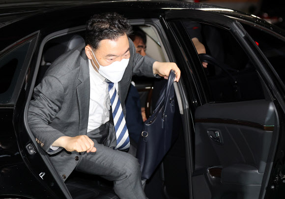 차에서 내리는 김오수 검찰총장 후보자