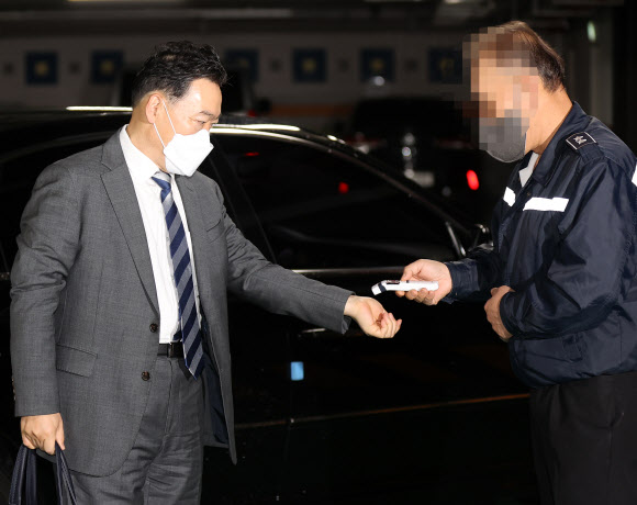 체온 측정하는 김오수 검찰총장 후보자