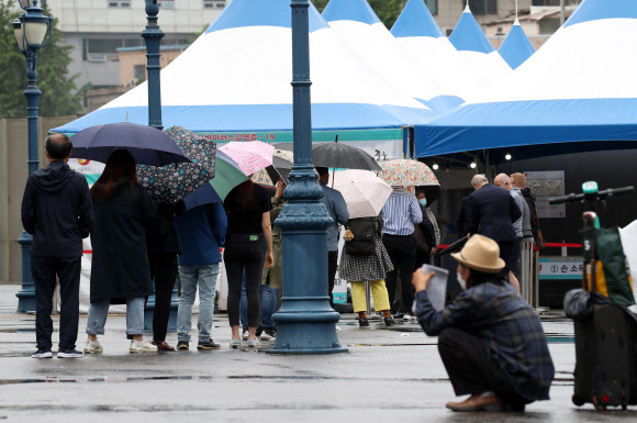 코로나19 검사 기다리는 시민들