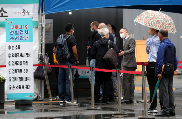 코로나19 선별검사소의 외국인들