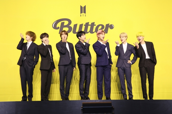 21일 신곡 ‘버터’를 낸 그룹 방탄소년단이 기자 간담회에 앞서 포즈를 취하고 있다. 빅히트 뮤직 제공